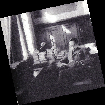 　　1930年，黄佐临在天津的书房.jpg