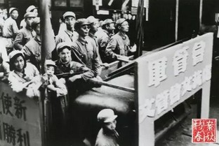 　　1949年5月27日，夏衍一身戎装随军管会入城车队进入大上海，左边戴墨镜者为于伶（沈芸女士提供）.jpg