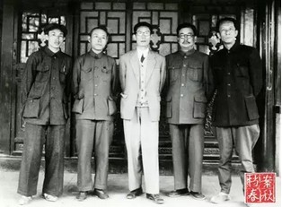 　　1949年5月初，夏衍从香港北上，在北平李克农家的合影。左起：钱筱璋、阿英、夏衍、李克农、袁牧之（沈芸女士提供）.jpg