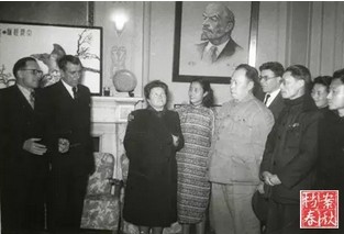 　　1950年，夏衍在上海与陈毅市长一起会见外宾.jpg